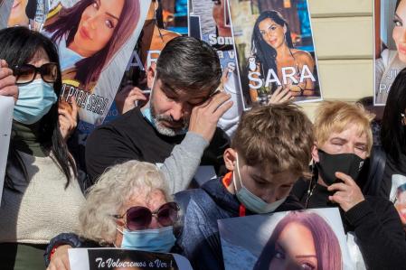 Ezequiel Nicolás (c), exmarido de Sara Gómez y portavoz de la familia, junto a otros familiares y amigos de Sara, fallecida tras serle realizada una liposucción en Cartagena, se concentran este sábado en Murcia para pedir justicia.
