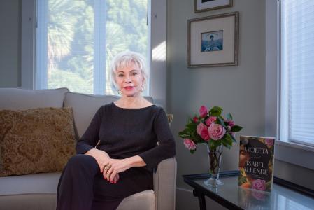 Isabel Allende junto a su nueva novela, 'Violeta'