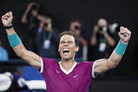 Rafael Nadal celebra su título en Melbourne, este domingo