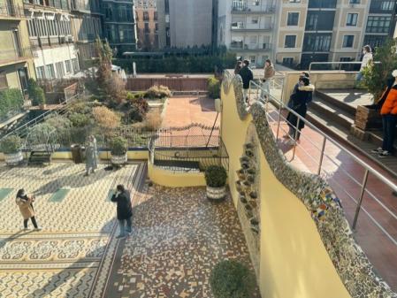 Parte del suelo y los muros ondulados.