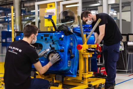 Trabajadores de REnault en una planta de producción de la compañía del rombo&nbsp;