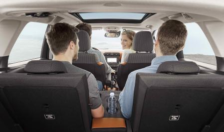 La parte central del respaldo de la banqueta trasera se puede abatir para ser utilizado como apoyabrazos 