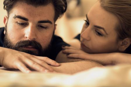 Una pareja comparte su problema en la cama