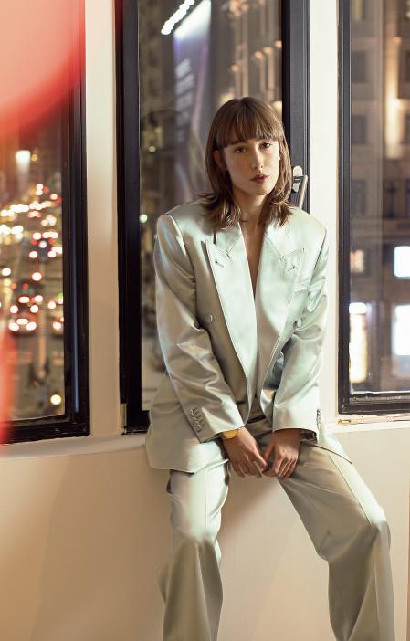 Aquí, con traje pantalón con americana XXL cruzada y reloj. Total look de 
Gucci Love Parade