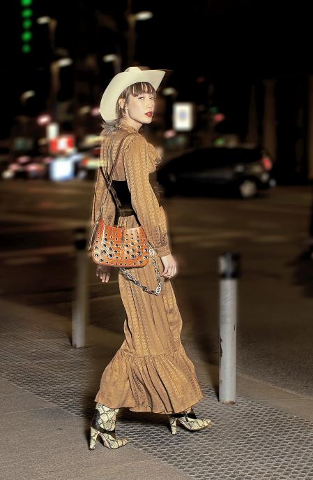 Vestido de seda con estampado del logo, cinturón-corsé, bolso con perforados, botas con estampado de reptil y sombrero. Total look de Gucci Love Parade