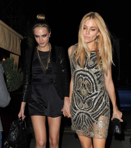 Model Cara Delevingne and actress Sienna Miller in London, United Kingdom
When: 29 Apr 2014
En la foto paseando de la mano