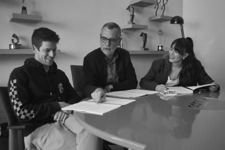 Miguel Bernardeau, Eduard Cortés y Aitana Ocaña en una lectura de guión.