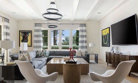 La sala de estar, decorada en estilo vanguardista.