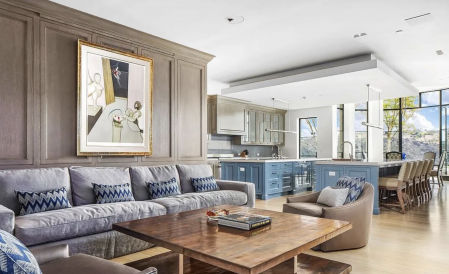 Salón, con la cocina tipo office al fondo.