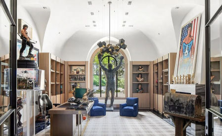 Esta foto demuestra que Stallone ha vivido en la casa y la reformó a su imagen y semejanza.