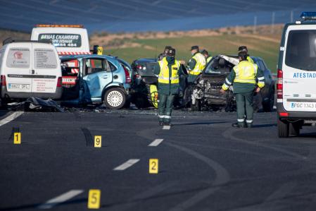 Agentes de la Guardia Civil examinan el lugar en el que se ha producido un accidente múltiple&nbsp;