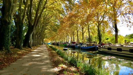 El Canal du Midi une el mar Mediterráneo con la ciudad de Toulouse