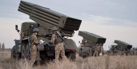 Soldados ucranianos prueban el lanzacohetes autopropulsado diseñado en la antigua Unión Sovietica llamado 'Huracán' (Reuters)