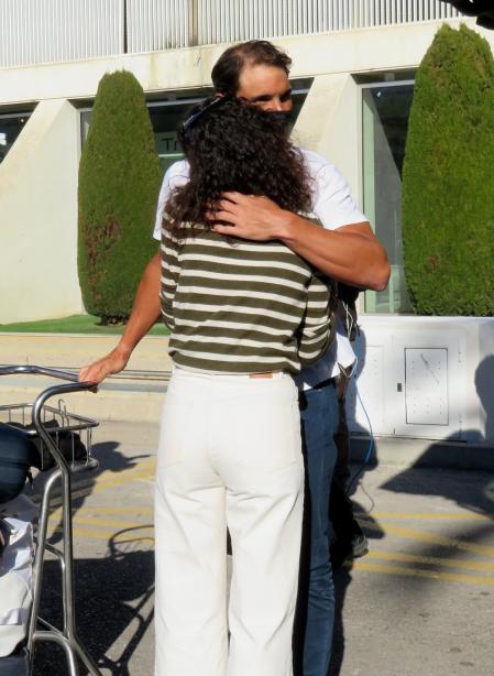 Rafa Nadal y Mery Perelló se abrazan en el aeropuerto de Mallorca