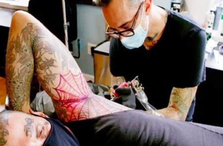 Michael Amoia ha batido el récord Guiness al hombre con más insectos tatuados en el cuerpo