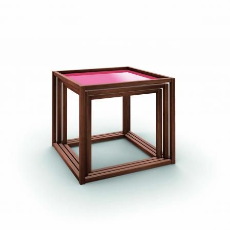 Mesas nido Nest of Tables (1963). En madera de nogal, roble o fresno.  Y sobre en distintos acabados, del lacado rojo ladrillo al cuero.