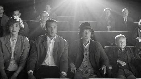 Buddy y su familia, fascinados en una sesión de cine en Belfast