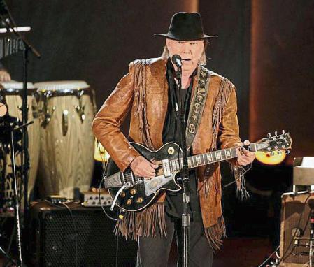 FILE PHOTO: Singer/songwriter Neil Young performs during a concert honoring singer/songwriter Willie Nelson, recipient of the Library of Congress' Gershwin Prize for Popular Song, in Washington November 18, 2015. REUTERS/Joshua Roberts/File Photo