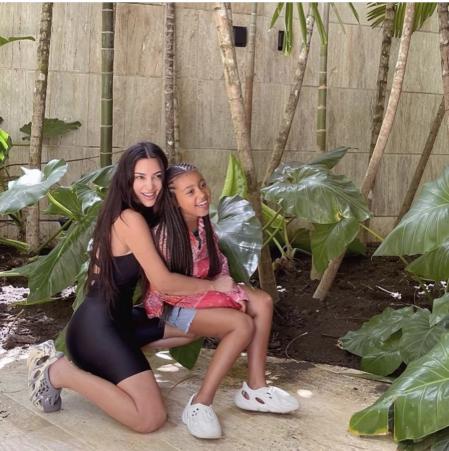 Kim Kardashian junto a su hija mayor, North