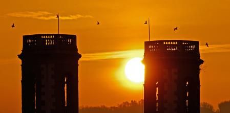 Salida del sol entre los campanarios de Santa Maria d'Olost.