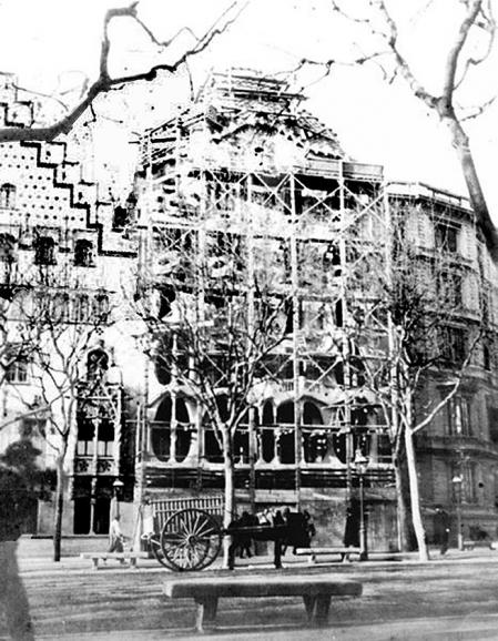 La Casa Batlló en obras en 1906.