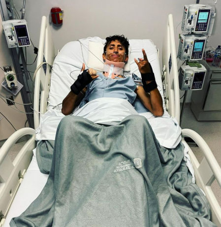 El ciclista colombiano del Ineos Grenadiers Egan Bernal sufrió un grave accidente
