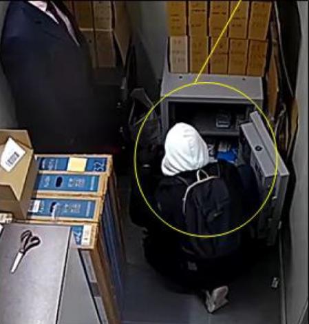 Un atracador vacía una caja fuerte