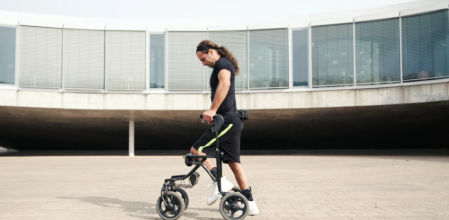 Michel Roccati, que había sufrido una lesión medula completa, vuelve a caminar tras recibir un implante de electrodos en la columna.