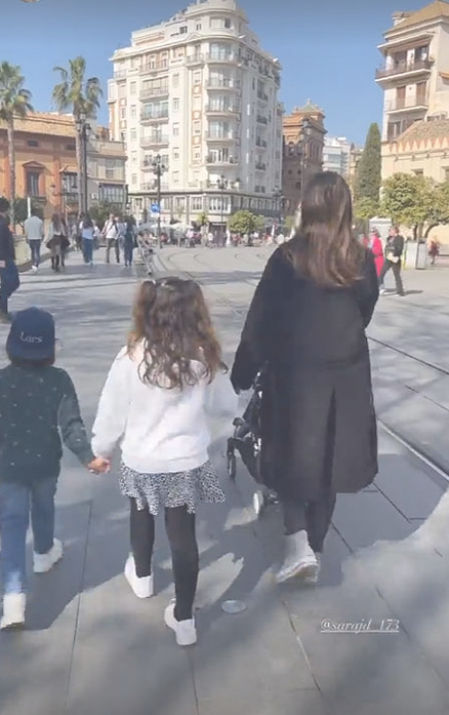 Melissa Jiménez con su hermana Sara y sus hijos de paseo en Sevilla