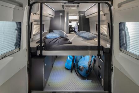 La zona posterior de este camper Adria Twin Sport incluye un maletero debajo de la cama doble&nbsp;