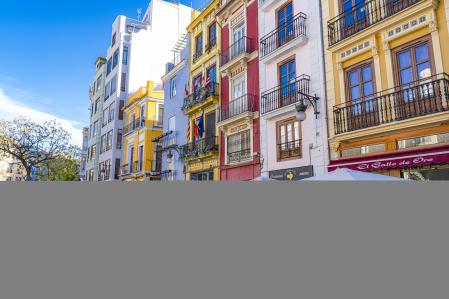 Personas comiendo al aire libre en restaurantes en València, España