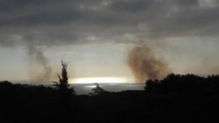 Humo subiendo al cielo.