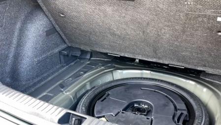 El maletero tiene un sistema de doble fondo y un hueco donde montar opcionalmente una rueda de emergencia.