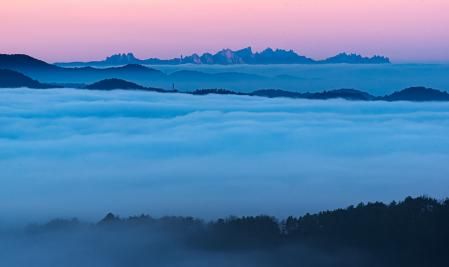 Niebla con Montserrat al fondo.