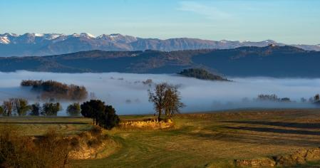La niebla en el Lluçanès con el Pirineo al fondo.