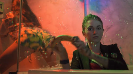 Un momento del videoclip 'Versace Bedouin' de Razzlekhan.