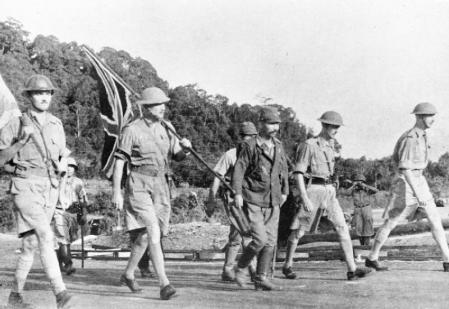 El teniente general Arthur Percival y sus oficiales momentos antes de rendir sus tropas en Singapur a los japoneses bajo el mando del general Tomoyuki Yamashita.