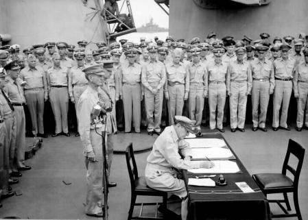 Firma de la rendición japonesa en el USS Missouri. De pie detrás de MacArthur, en segundo plano, Percival.