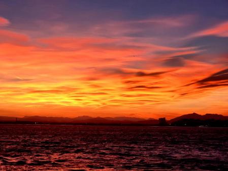 Candilazo al atardecer en Roses.