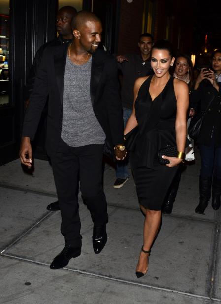 Kim Kardashian and singer Kanye West in New York on April 23, 2012
en la foto : cogidos de la mano