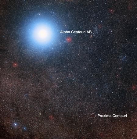 Imagen del cielo alrededor de Alpha Centauri, y brillo más ceniciento de la enana roja Proxima Centauri, la más cercana a nuestro sistema solar.