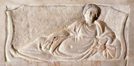 Estela funeraria de una rica mujer romana, circa siglo III