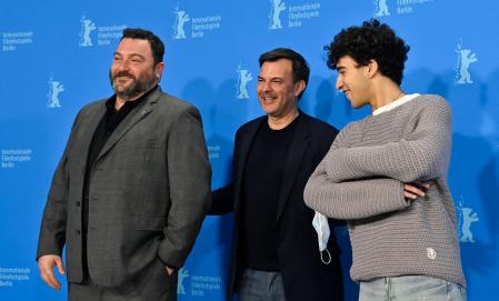 Ozon junto a los actores Denis Menochet y Khalil Gharbia