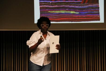 La directora del Macba, Elvira Dyangani Ose, durante la presentación de la programació 2022, con un tapiz de Teresa Lanceta al fondo
