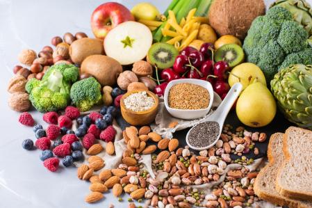 Cuando se priorizan alimentos como cereales integrales, legumbres, verduras y frutas enteras, los hidratos de carbono se integran de forma natural en una dieta equilibrada&nbsp;