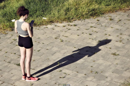 Consultando el móvil en una pausa deportiva.