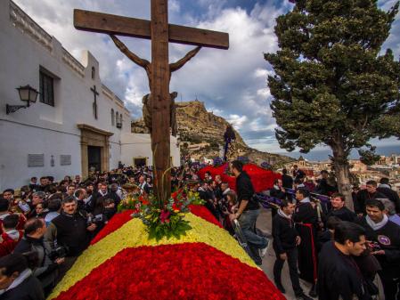 Imagen de una procesión en el barrio alicantino de la Santa Cruz.
