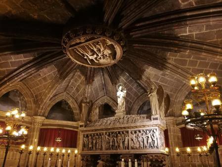 Tumba de Santa Eulalia en la cripta de la Catedral de Barcelona.