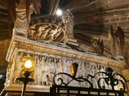 Tumba de Santa Eulalia en la cripta de la Catedral de Barcelona.
