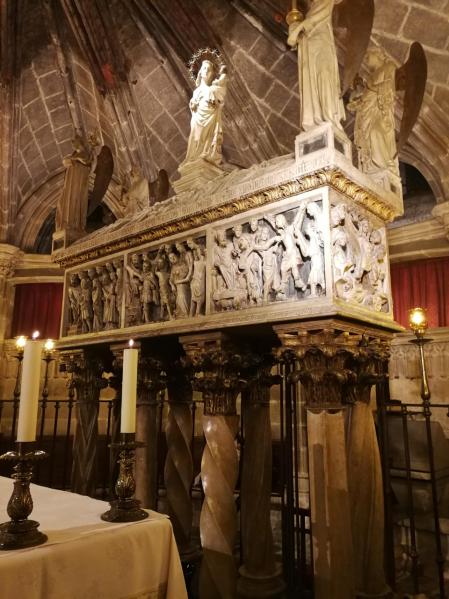 Tumba de Santa Eulalia en la cripta de la Catedral de Barcelona.